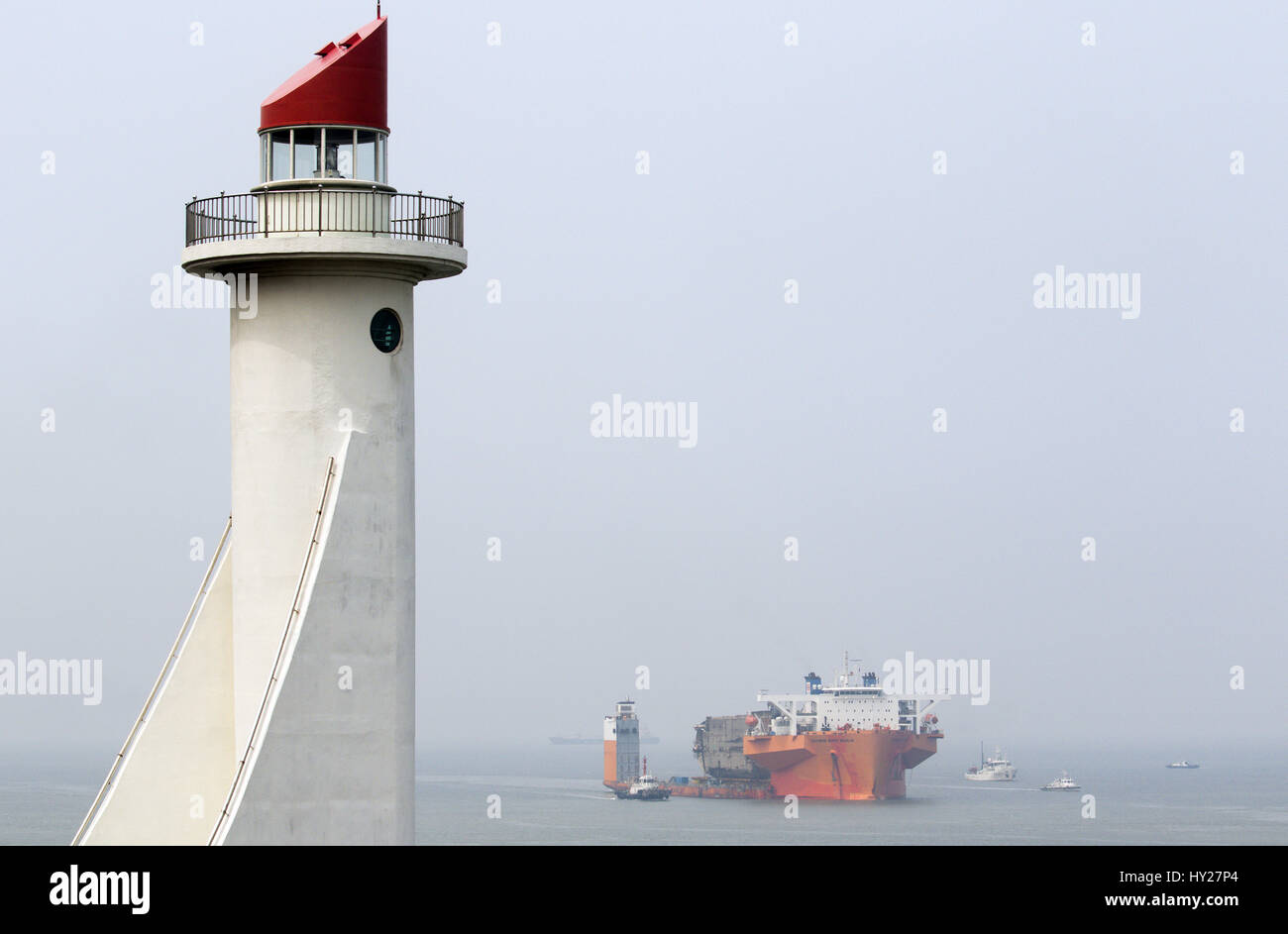 Mokpo, Corea del Sud. Il 31 marzo 2017. La Corea del Sud della Guardia costiera navi escort semi-sommergibile nave Dockwise Marlin bianco portante traghetto Sewol en route a Mokpo Nuova porta in Mokpo, circa 311 km (193 miglia) a sud di Seul, Corea del Sud. Il Traghetto Sewol navigato nel porto di venerdì, circa tre anni dopo affondò lungo la Corea del sud della costa sudoccidentale vicino Jindo il 16 aprile 2014 durante un viaggio da Incheon a Jeju. Il Traghetto trasportava 475 equipaggio e passeggeri, prevalentemente di alta scuola gli studenti in gita scolastica. b Credito: Aflo Co. Ltd./Alamy Live News Foto Stock