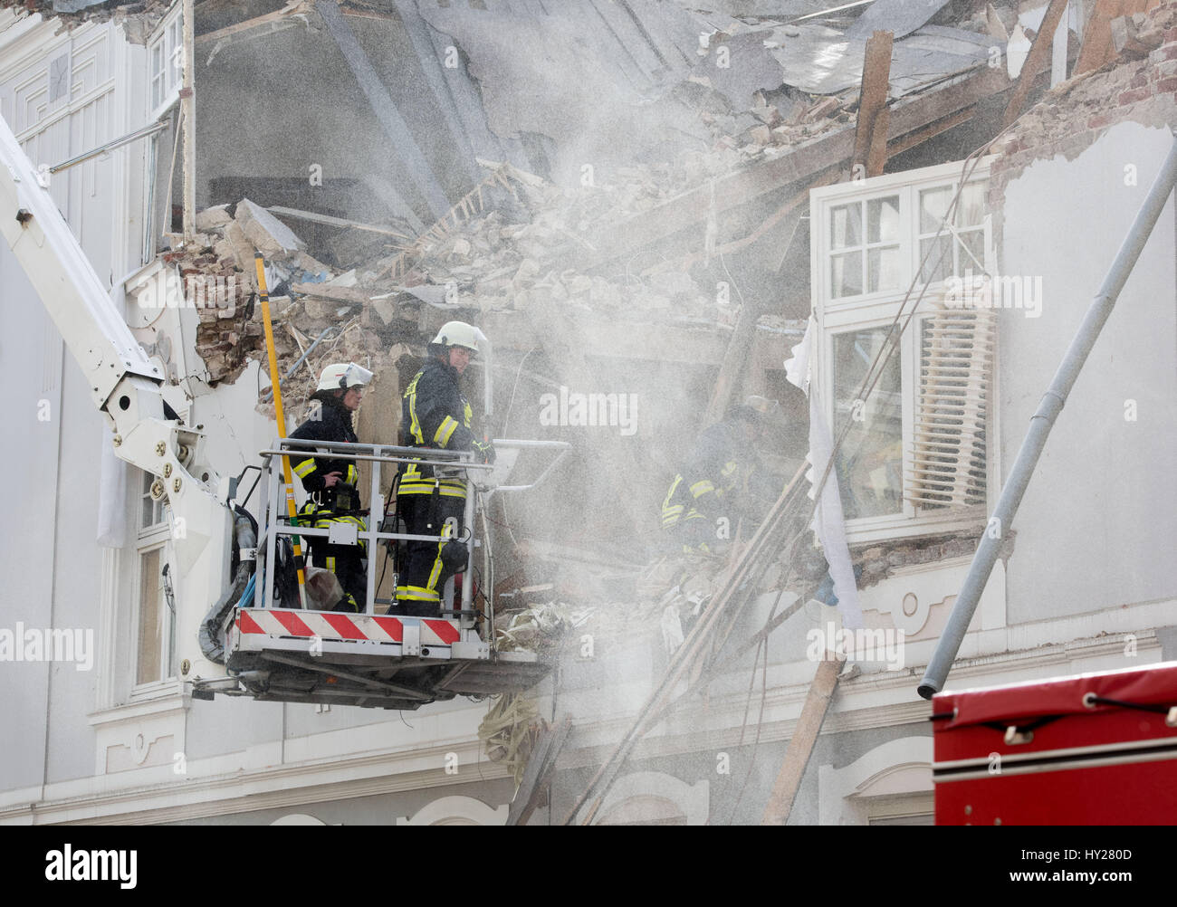 Dortmund, Germania. 31 Mar, 2017. I vigili del fuoco nel cestello di una piattaforma girevole scaletta ispeziona i danni causati da un'esplosione in una proprietà residenziali a Dortmund, Germania, 31 marzo 2017. Un residente è stato ferito in base ad una dichiarazione di polizia. Le cause dell'esplosione rimane indeterminato. Foto: Bernd Thissen/dpa/Alamy Live News Foto Stock