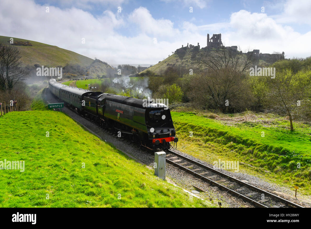 Corfe Castle, Dorset, Regno Unito. 31 Mar, 2017. La stazione ferroviaria di Swanage hosting di un vapore di gala per oltre 3 giorni con Bulleid locomotori per celebrare il cinquantesimo anniversario della operazione finale di bolina vapore servizio sulle ferrovie britanniche meridionale della regione. Nella foto è la locomotiva città di pozzetti Norden in avvicinamento alla stazione con la rovina di Corfe Castle in distanza. Photo credit: Graham Hunt/Alamy Live News Foto Stock