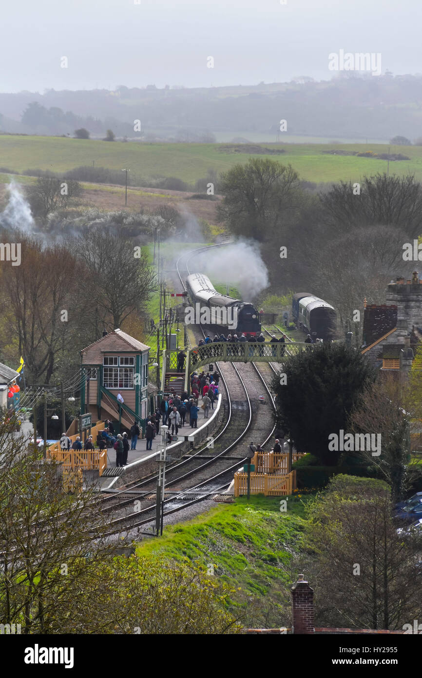 Corfe Castle, Dorset, Regno Unito. 31 Mar, 2017. La stazione ferroviaria di Swanage hosting di un vapore di gala per oltre 3 giorni con Bulleid locomotori per celebrare il cinquantesimo anniversario della operazione finale di bolina vapore servizio sulle ferrovie britanniche meridionale della regione. Nella foto è la locomotiva 34053 Sir Keith Park avvicinando Corfe Castle stazione. Photo credit: Graham Hunt/Alamy Live News Foto Stock