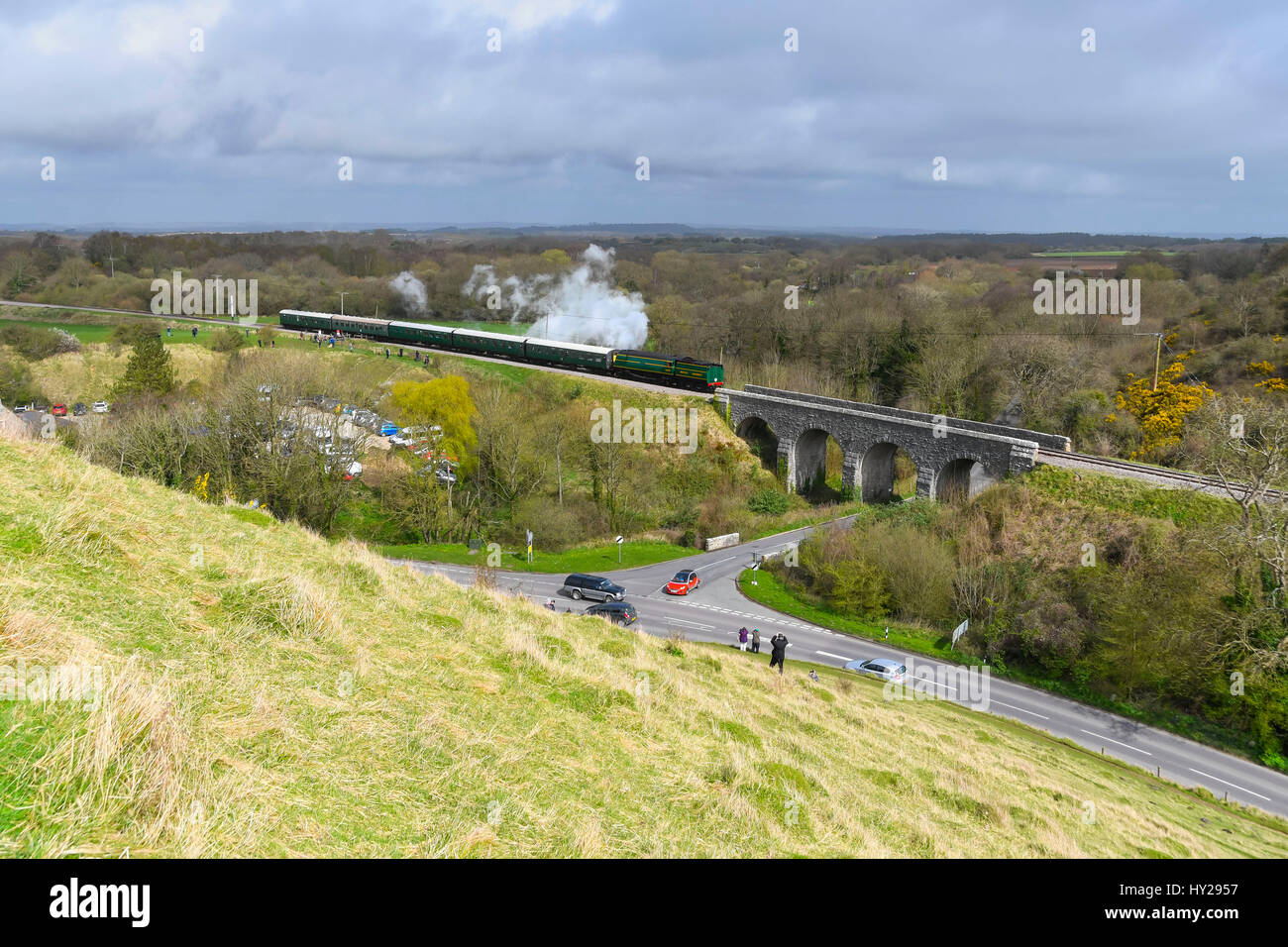 Corfe Castle, Dorset, Regno Unito. 31 Mar, 2017. La stazione ferroviaria di Swanage hosting di un vapore di gala per oltre 3 giorni con Bulleid locomotori per celebrare il cinquantesimo anniversario della operazione finale di bolina vapore servizio sulle ferrovie britanniche meridionale della regione. Nella foto è la locomotiva 34081 92 Squadron attraversato il viadotto prima di Corfe Castle stazione. Photo credit: Graham Hunt/Alamy Live News Foto Stock