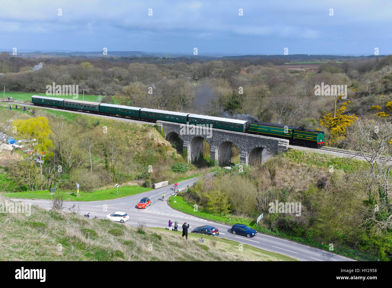 Corfe Castle, Dorset, Regno Unito. 31 Mar, 2017. La stazione ferroviaria di Swanage hosting di un vapore di gala per oltre 3 giorni con Bulleid locomotori per celebrare il cinquantesimo anniversario della operazione finale di bolina vapore servizio sulle ferrovie britanniche meridionale della regione. Nella foto è la locomotiva 34081 92 Squadron attraversato il viadotto prima di Corfe Castle stazione. Photo credit: Graham Hunt/Alamy Live News Foto Stock