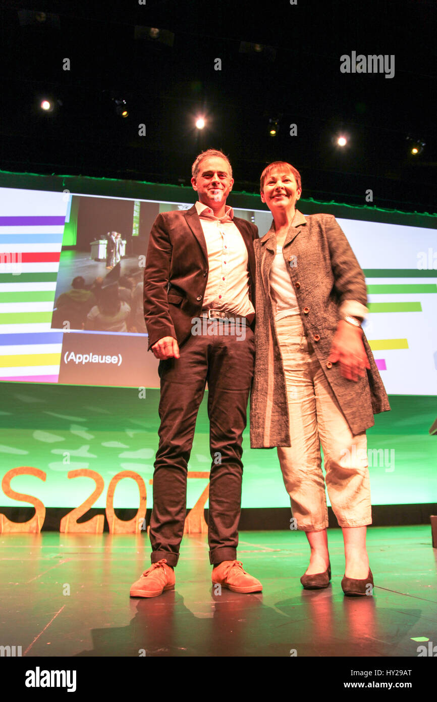 Partito dei verdi di Inghilterra e Galles co-leader jonathan bartley e Caroline Lucas mp insieme sulla piattaforma durante il partito della conferenza 2017 Foto Stock