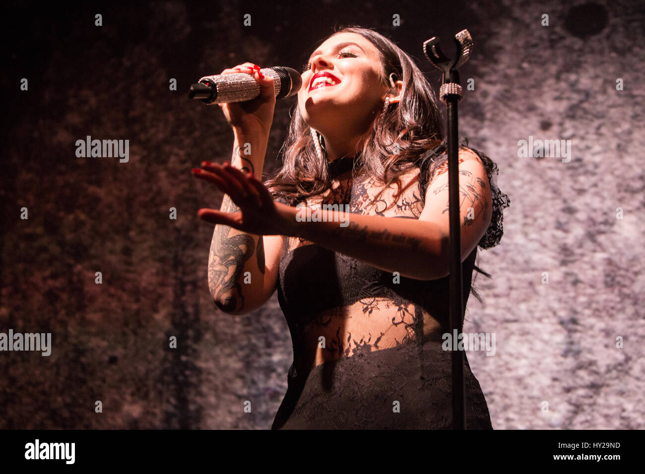 Milano, Italia. 30 Mar, 2017. Il jazz americano-cantante pop Betti si esibisce dal vivo sul palco a Fabrique apertura della mostra di Rag'n'Osso uomo Credito: Rodolfo Sassano/Alamy Live News Foto Stock