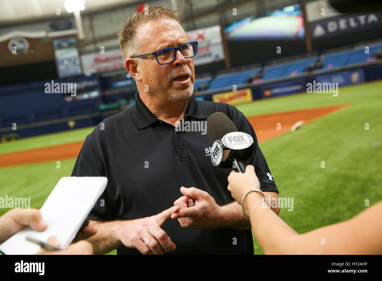 San Pietroburgo, Florida, Stati Uniti d'America. 31 Mar, 2017. Sarà VRAGOVIC | Orari.Todd Britton con Shaw Sport Turf parla con i giornalisti circa la nuova superficie la sua azienda ha installato presso il Tropicana Field a San Pietroburgo, Fla. venerdì 31 marzo, 2017. Credito: Sarà Vragovic/Tampa Bay volte/ZUMA filo/Alamy Live News Foto Stock