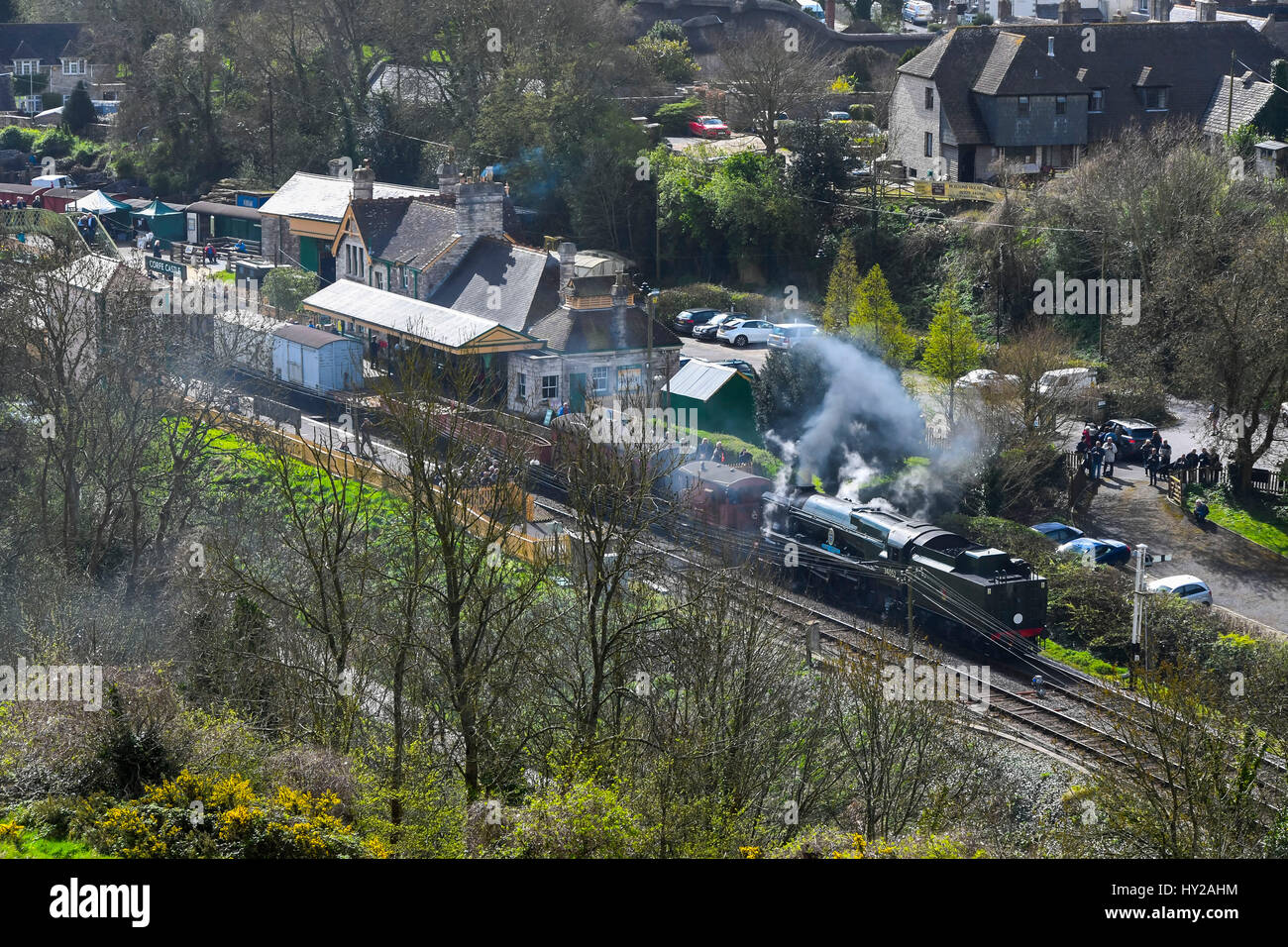 Corfe Castle, Dorset, Regno Unito. 31 Mar, 2017. La stazione ferroviaria di Swanage hosting di un vapore di gala per oltre 3 giorni con Bulleid locomotori per celebrare il cinquantesimo anniversario della operazione finale di bolina vapore servizi sulle ferrovie britanniche meridionale della regione. Nella foto è il locomotive 34052 Signore Dowding in Corfe Castle stazione presso la testa di un treno merci. Photo credit: Graham Hunt/Alamy Live News Foto Stock