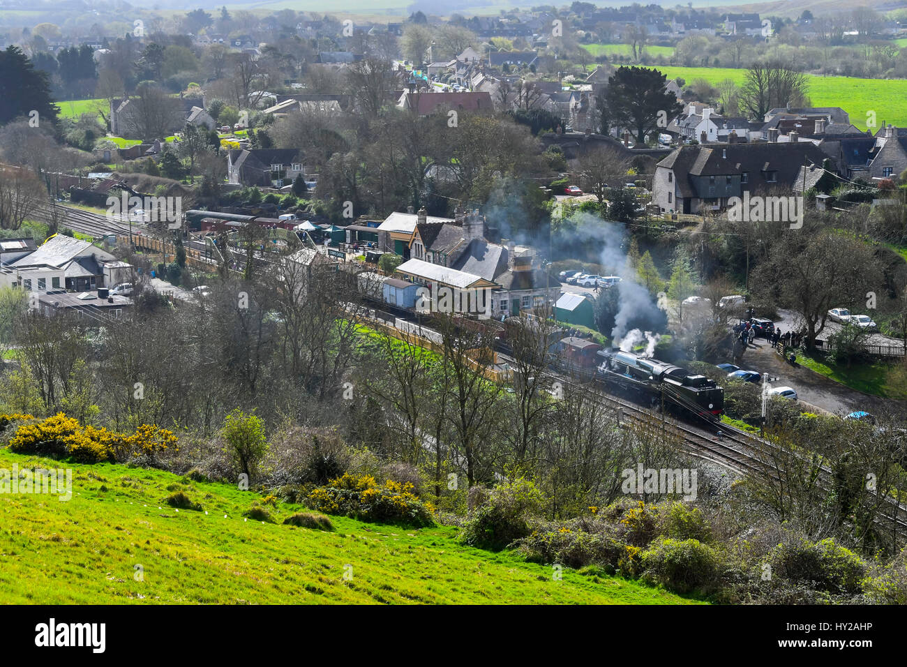 Corfe Castle, Dorset, Regno Unito. 31 Mar, 2017. La stazione ferroviaria di Swanage hosting di un vapore di gala per oltre 3 giorni con Bulleid locomotori per celebrare il cinquantesimo anniversario della operazione finale di bolina vapore servizi sulle ferrovie britanniche meridionale della regione. Nella foto è il locomotive 34052 Signore Dowding in Corfe Castle stazione presso la testa di un treno merci. Photo credit: Graham Hunt/Alamy Live News Foto Stock