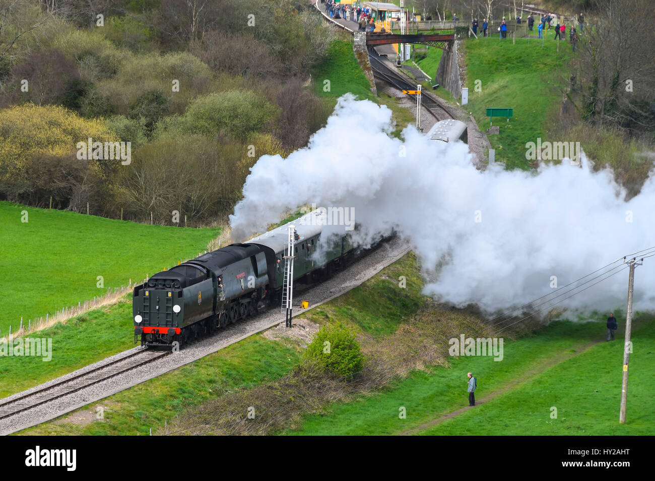 Corfe Castle, Dorset, Regno Unito. 31 Mar, 2017. La stazione ferroviaria di Swanage hosting di un vapore di gala per oltre 3 giorni con Bulleid locomotori per celebrare il cinquantesimo anniversario della operazione finale di bolina vapore servizi sulle ferrovie britanniche meridionale della regione. Nella foto è il locomotive 34092 Città di pozzetti lasciando Norden station tirando un treno per Swanage. Photo credit: Graham Hunt/Alamy Live News Foto Stock