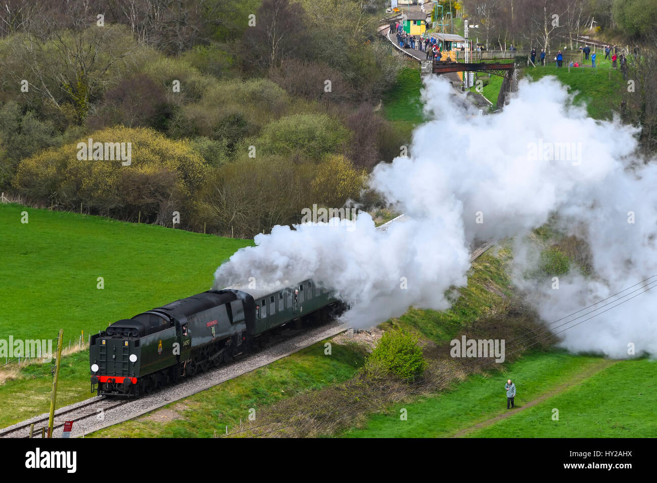 Corfe Castle, Dorset, Regno Unito. 31 Mar, 2017. La stazione ferroviaria di Swanage hosting di un vapore di gala per oltre 3 giorni con Bulleid locomotori per celebrare il cinquantesimo anniversario della operazione finale di bolina vapore servizi sulle ferrovie britanniche meridionale della regione. Nella foto è il locomotive 34092 Città di pozzetti lasciando Norden station tirando un treno per Swanage. Photo credit: Graham Hunt/Alamy Live News Foto Stock