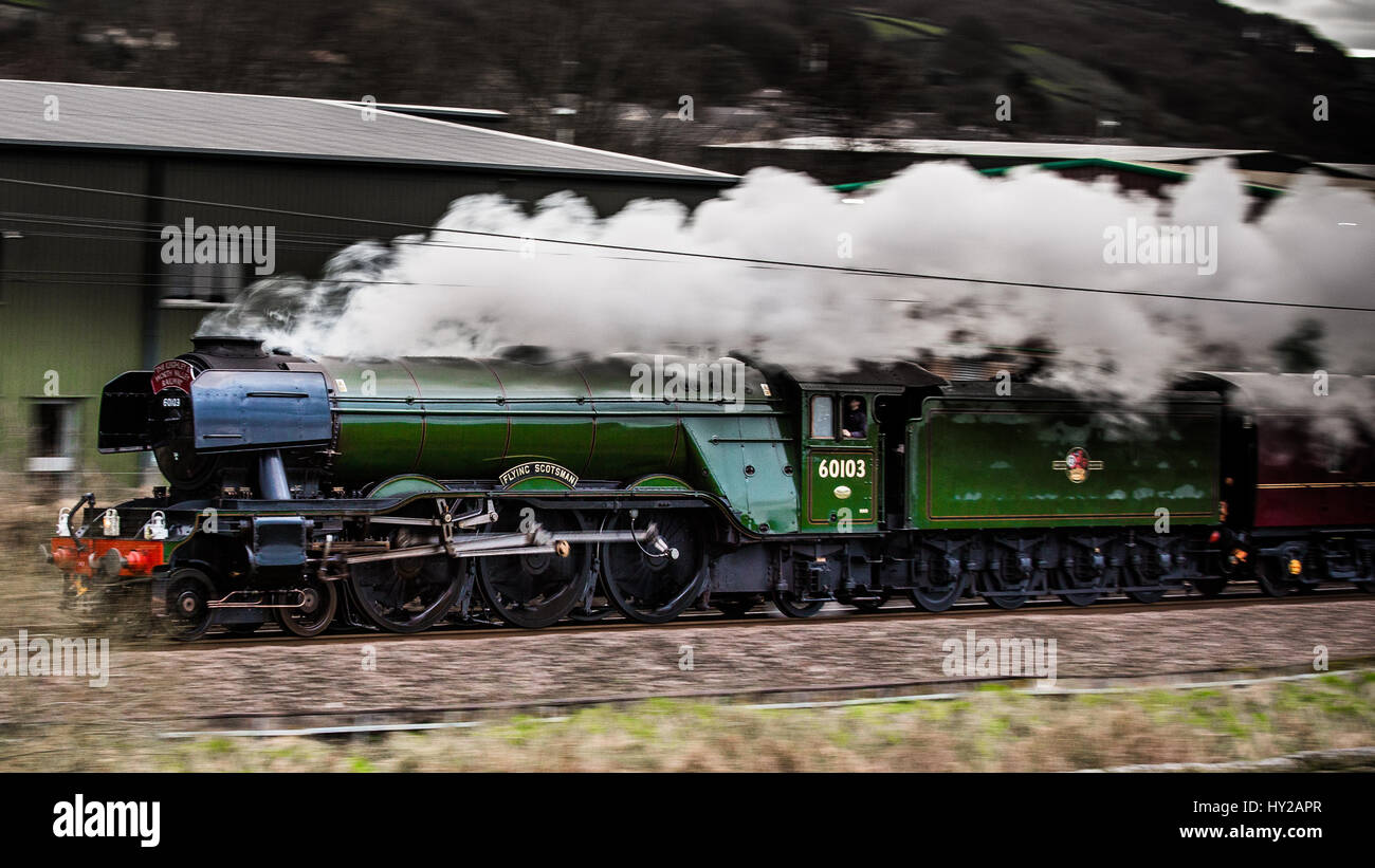 Ribblehead, UK. 31 Mar, 2017. Flying Scotsman poteri in Keighley sul ritorno dalla riapertura del Settle a Carlisle linea. La linea è stata chiusa il 9 febbraio 2016 come risultato di una frana. Le riparazioni hanno costato £23M Credito: Graham Eva/Alamy Live News Foto Stock