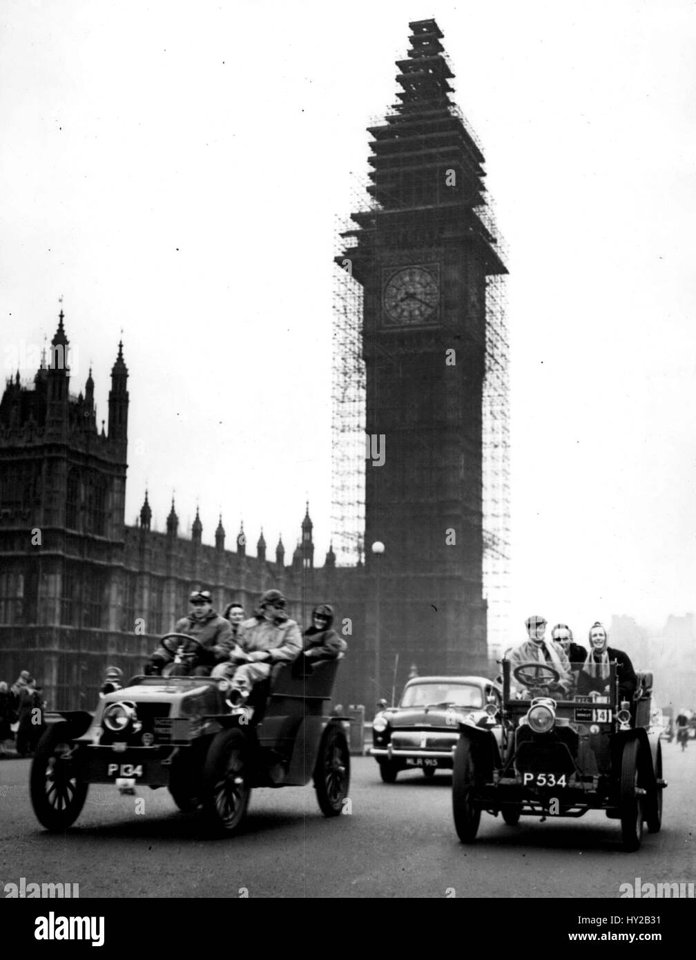 Nov. 13, 1955 - annuale veterano Auto run per Brighton ? Il Veterano annuale eseguire auto da Londra a Brighton, organizzata dalla Royal Automobile Club, ha iniziato questa mattina da Hyde Park. Keystone Foto Mostra: Due delle auto d'epoca visto crossing Westminster Bridge sul modo di Brighton questa mattina. (Credito Immagine: © Keystone Press Agency/Keystone USA via ZUMAPRESS.com) Foto Stock