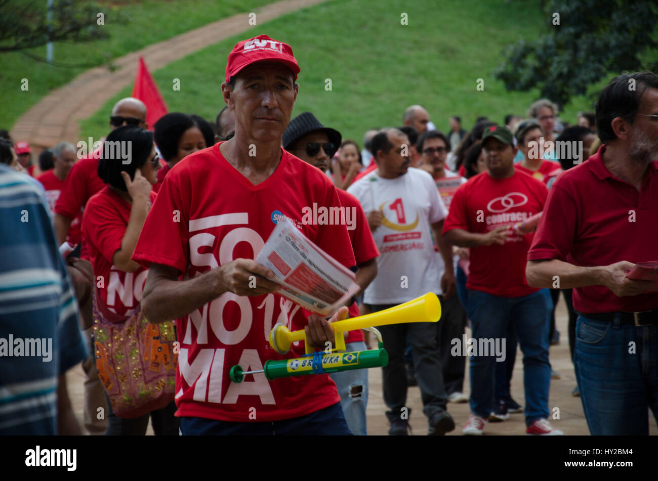 Brasilia, Brasile. Il 31 marzo, 2017. I dimostranti si sono riuniti per la Giornata nazionale di mobilitazione contro di outsourcing e di riforma delle pensioni, il Venerdì (31), seguita in marzo per strada piano pilota con striscioni e cartelloni e opuscoli disutebuted chiamando per uno sciopero generale il 28/04 a Brasilia DF. (P: Demétrius ius Abrahão/Fotoarena) Credito: Foto Arena LTDA/Alamy Live News Foto Stock