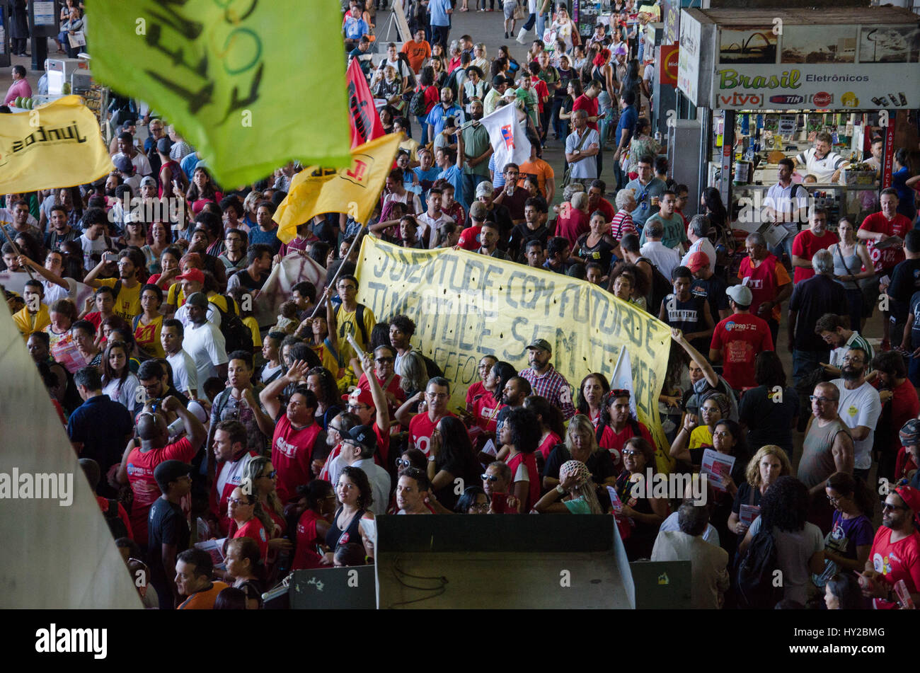 Brasilia, Brasile. Il 31 marzo, 2017. I dimostranti si sono riuniti per la Giornata nazionale di mobilitazione contro di outsourcing e di riforma delle pensioni, il Venerdì (31), seguita in marzo per strada piano pilota con striscioni e cartelloni e opuscoli disutebuted chiamando per uno sciopero generale su 28/04 in ilia, DF. (Foto: Demétrius ius Abrahão/Fotoarena) Credito: Foto Arena LTDA/Alamy Live News Foto Stock