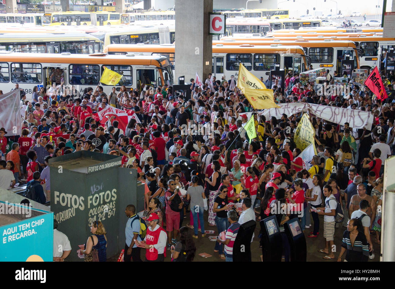 Brasilia, Brasile. Il 31 marzo, 2017. I dimostranti si sono riuniti per la Giornata nazionale di mobilitazione contro di outsourcing e di riforma delle pensioni, il Venerdì (31), seguita in marzo per strada piano pilota con striscioni e cartelloni e opuscoli disutebuted chiamando per uno sciopero generale su 28/04 in ilia, DF. (Foto: Demétrius ius Abrahão/Fotoarena) Credito: Foto Arena LTDA/Alamy Live News Foto Stock
