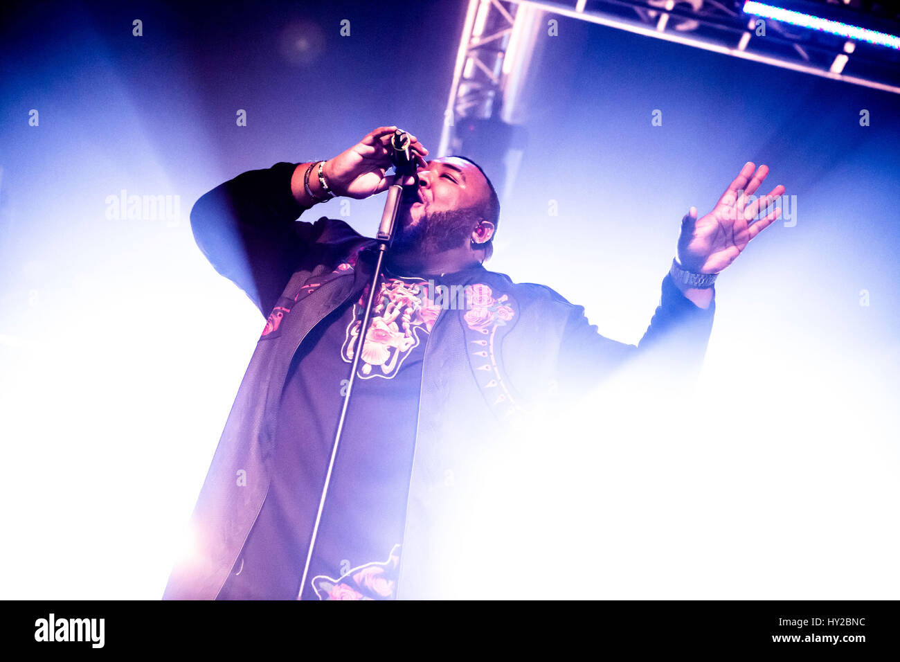 Milano, Italia. 31 Mar, 2017. Sergio Sylvestre, cantante italiano e vincitore del Campionato Italiano talent show Amici, suona dal vivo presso Magazzini Generali Credito: Mairo Cinquetti/Alamy Live News Foto Stock