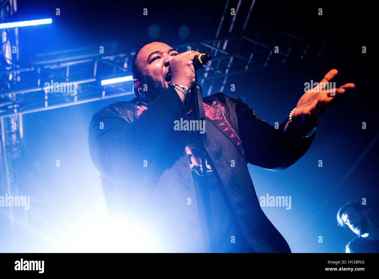 Milano, Italia. 31 Mar, 2017. Sergio Sylvestre, cantante italiano e vincitore del Campionato Italiano talent show Amici, suona dal vivo presso Magazzini Generali Credito: Mairo Cinquetti/Alamy Live News Foto Stock