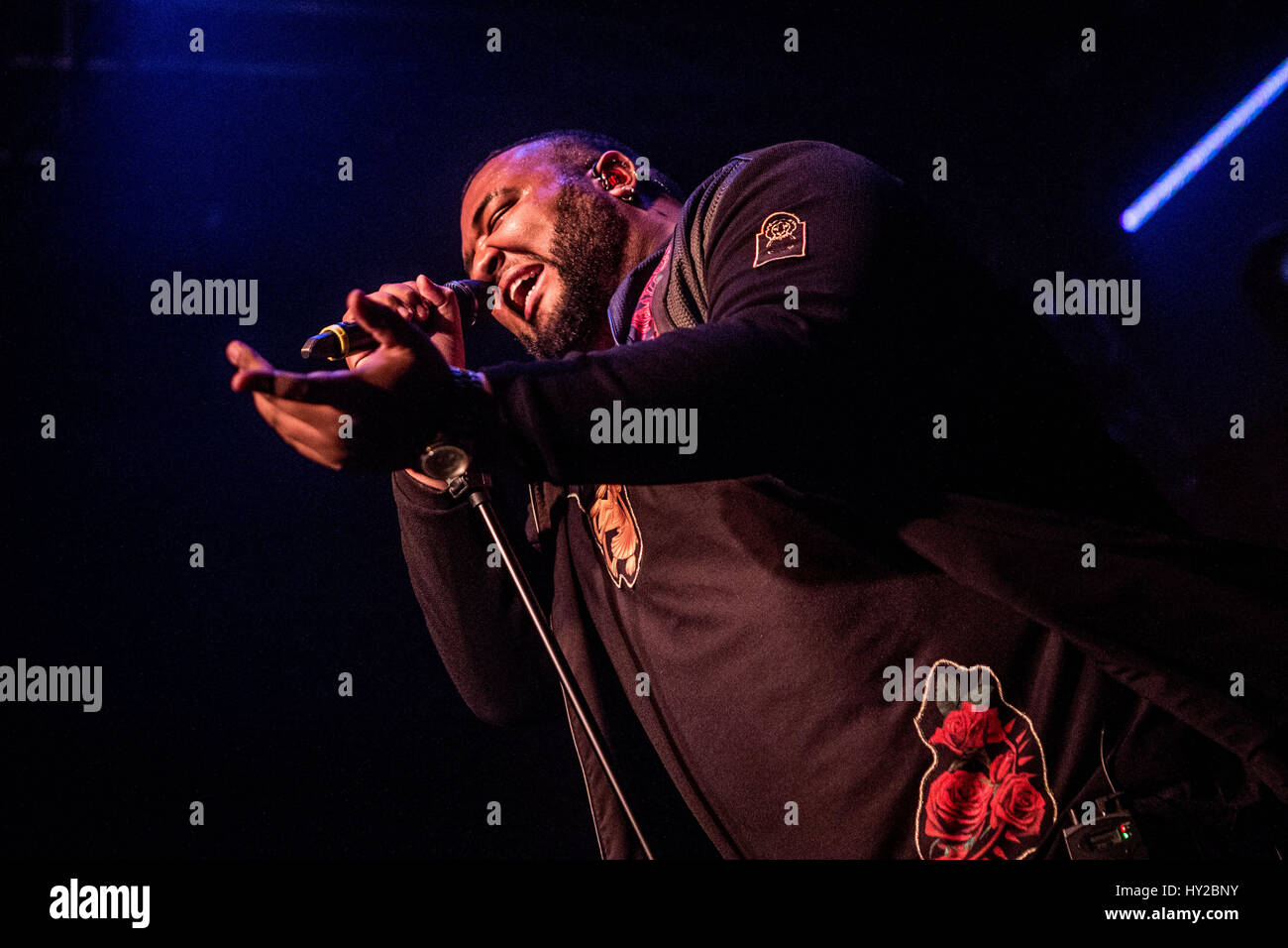 Milano, Italia. 31 Mar, 2017. Sergio Sylvestre, cantante italiano e vincitore del Campionato Italiano talent show Amici, suona dal vivo presso Magazzini Generali Credito: Mairo Cinquetti/Alamy Live News Foto Stock