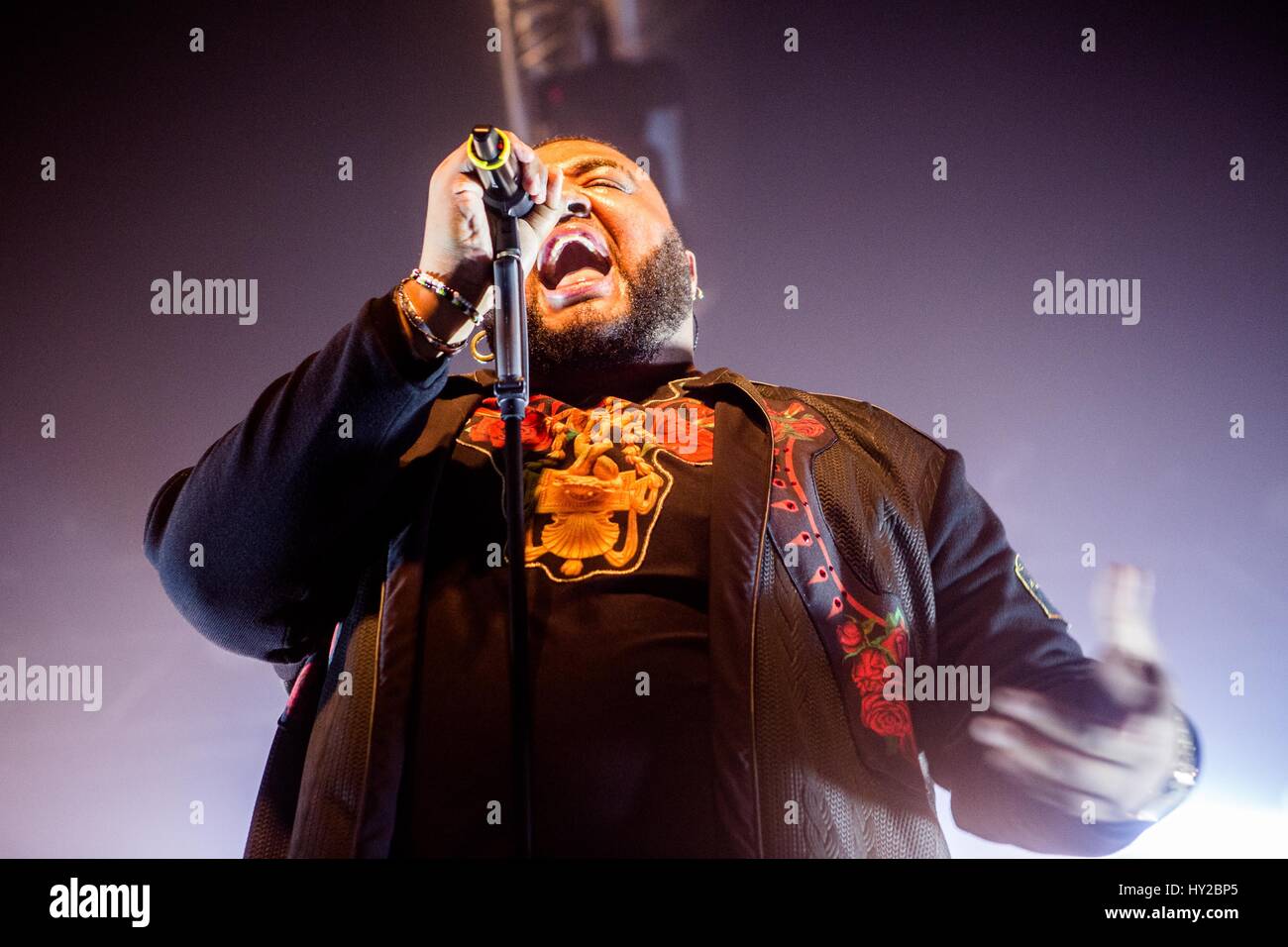 Milano, Italia. 31 Mar, 2017. Sergio Sylvestre, cantante italiano e vincitore del Campionato Italiano talent show Amici, suona dal vivo presso Magazzini Generali Credito: Mairo Cinquetti/Alamy Live News Foto Stock