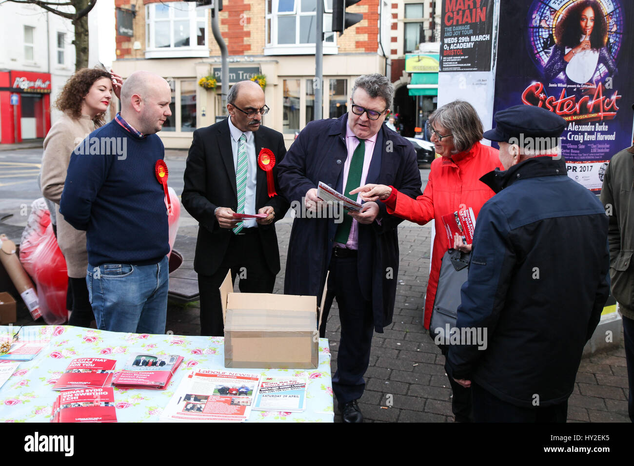 Il cantone, Cardiff, Galles, UK. Il 1 aprile 2017. Vice leader del partito laburista: Tom Watson, presta il suo supporto al mercato locale del lavoro del team di partito, Stephen Cunnah, Susan Elsmore e Ramesh Patel, sulle strade del Cantone, Cardiff, per le loro prossime elezioni locali. Andrew Lewis/Alamy Live News Foto Stock