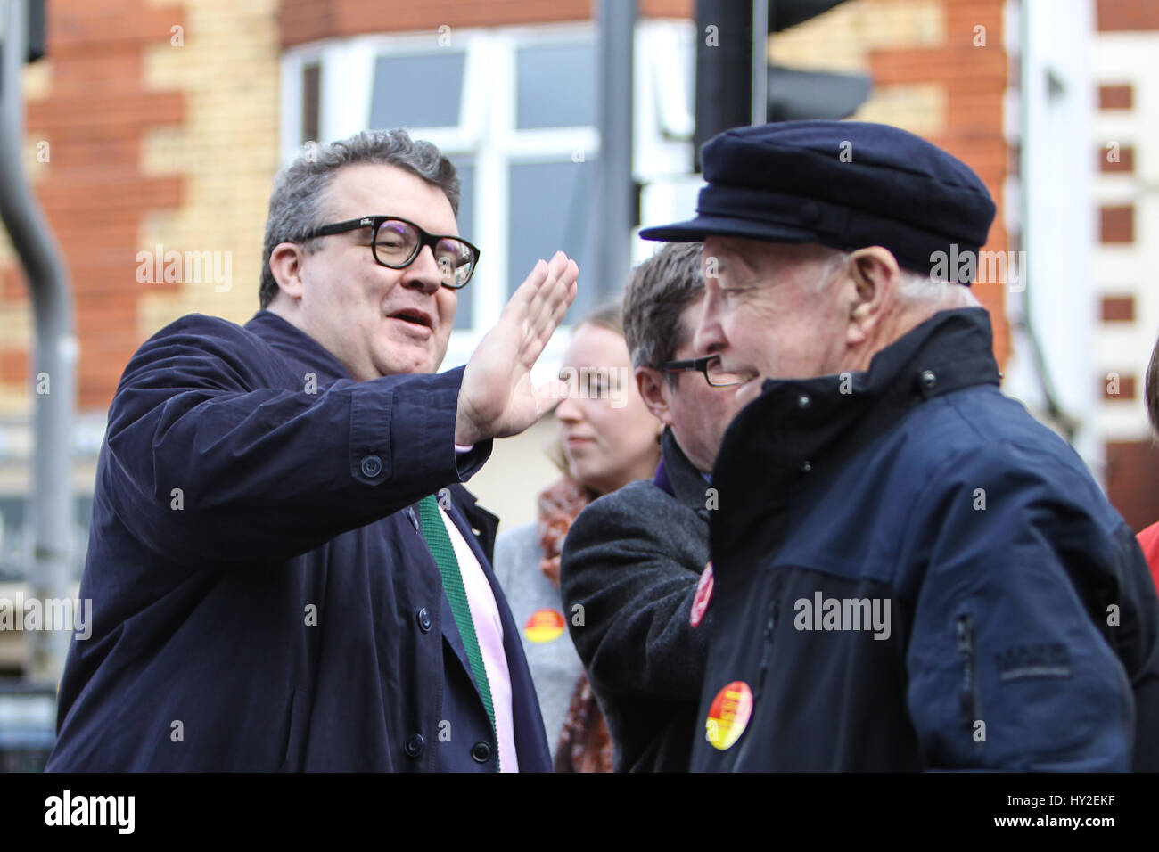 Il cantone, Cardiff, Galles, UK. Il 1 aprile 2017. Vice leader del partito laburista: Tom Watson, presta il suo supporto al mercato locale del lavoro del team di partito, Stephen Cunnah, Susan Elsmore e Ramesh Patel, sulle strade del Cantone, Cardiff, per le loro prossime elezioni locali. Andrew Lewis/Alamy Live News Foto Stock