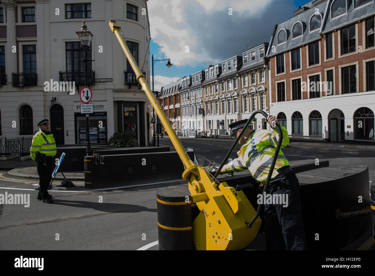 Windsor, Regno Unito. Il 1 aprile, 2017. Gli ufficiali di polizia inferiore del appena installate barriere di sicurezza in preparazione per il reintegrato sabato cerimonia del Cambio della Guardia. Credito: Mark Kerrison/Alamy Live News Foto Stock