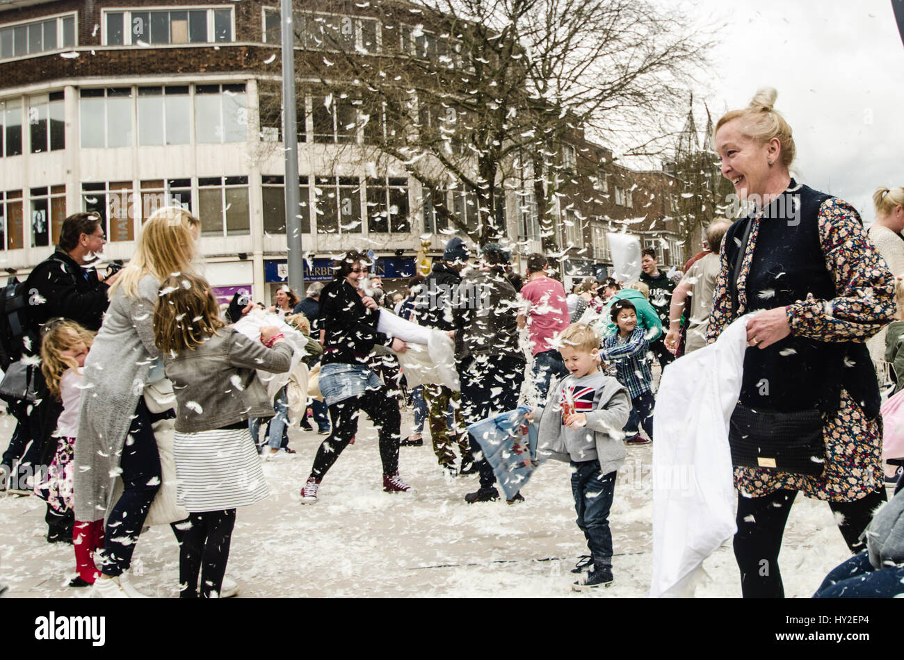 Hull, Regno Unito. Il 1 aprile, 2017. scafo Pillow Fight dello scafo aperto terzo cuscino ad aria lotta sul cuscino internazionale lotta giorno 2017 King Edward piazza nel centro di Hull -9097.dng Credito: Paolo Saripo/Alamy Live News Foto Stock