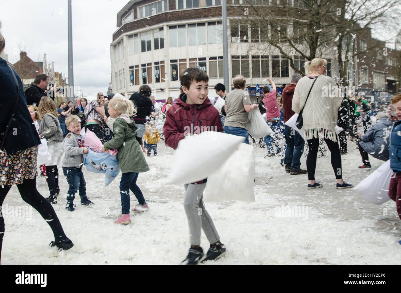 Hull, Regno Unito. Il 1 aprile, 2017. scafo Pillow Fight dello scafo aperto terzo cuscino ad aria lotta sul cuscino internazionale lotta giorno 2017 King Edward piazza nel centro di Hull -9097.dng Credito: Paolo Saripo/Alamy Live News Foto Stock