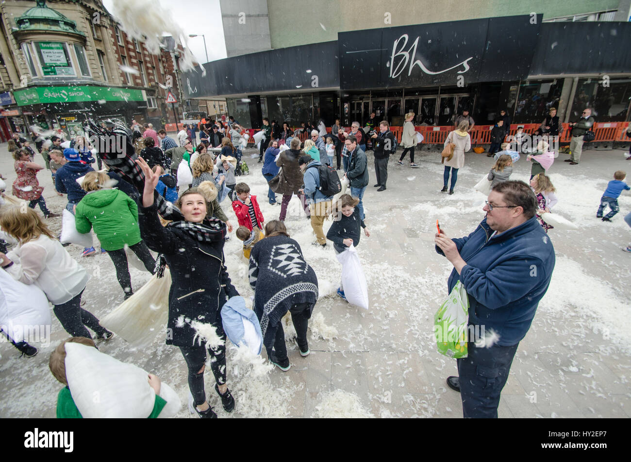 Hull, Regno Unito. Il 1 aprile, 2017. scafo Pillow Fight dello scafo aperto terzo cuscino ad aria lotta sul cuscino internazionale lotta giorno 2017 King Edward piazza nel centro di Hull -9097.dng Credito: Paolo Saripo/Alamy Live News Foto Stock