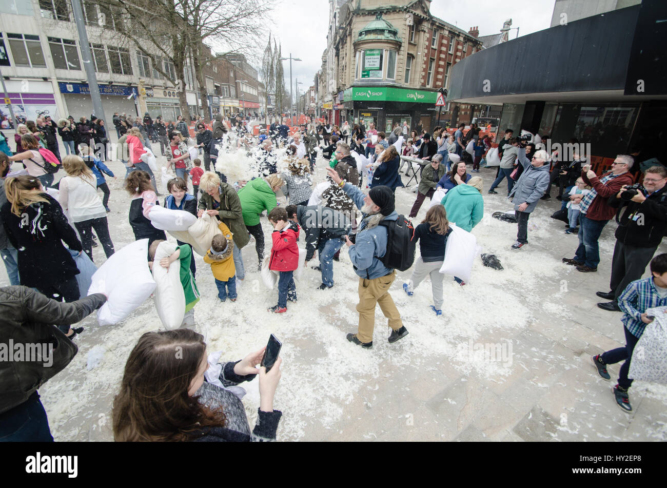 Hull, Regno Unito. Il 1 aprile, 2017. Cuscino dello scafo lotta dello scafo aperto terzo cuscino ad aria lotta sul cuscino internazionale lotta giorno 2017 King Edward piazza nel centro di Hull -9097.dng Credito: Paolo Saripo/Alamy Live News Foto Stock