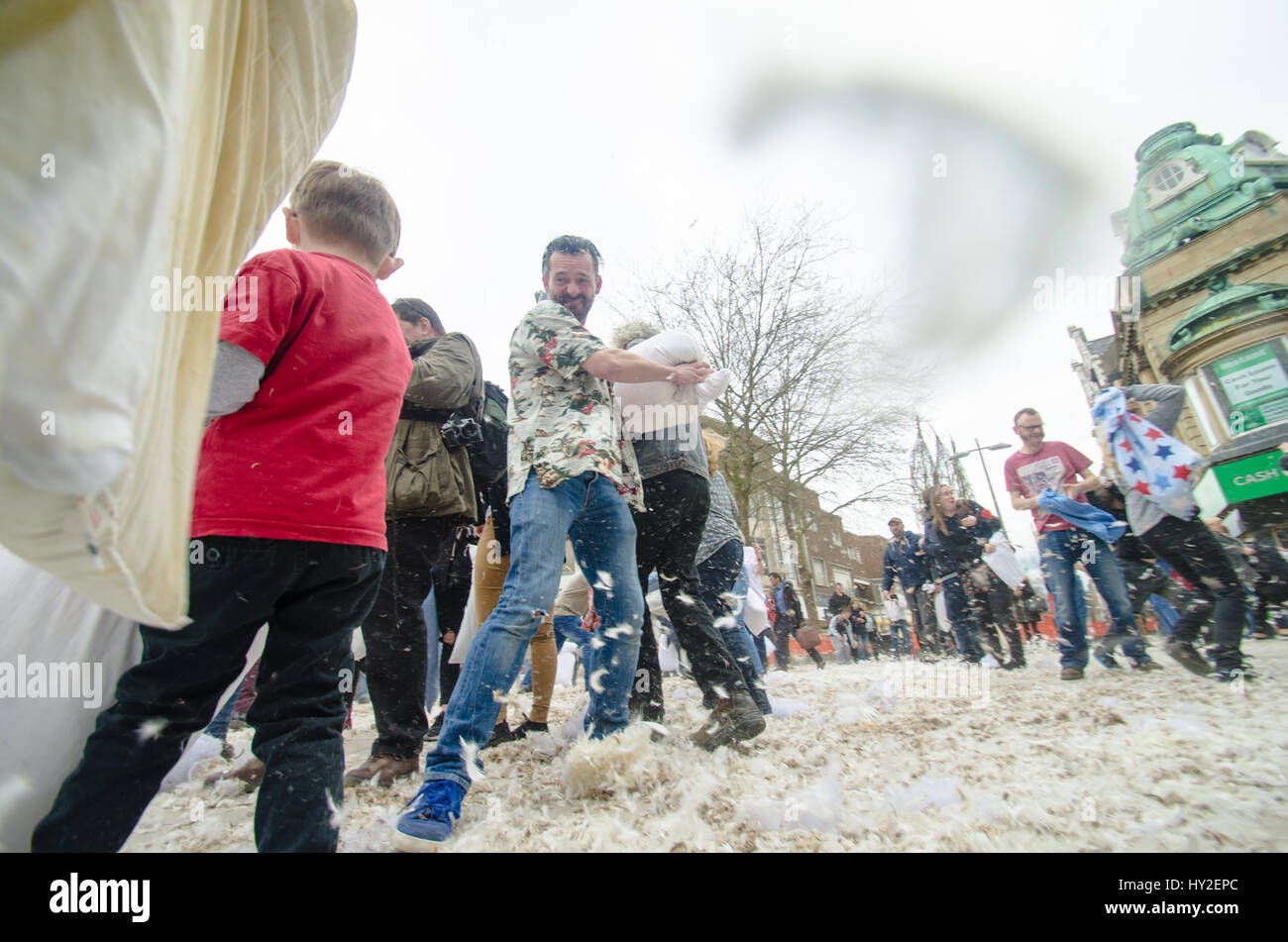 Hull, Regno Unito. Il 1 aprile, 2017. scafo Pillow Fight dello scafo aperto terzo cuscino ad aria lotta sul cuscino internazionale lotta giorno 2017 King Edward piazza nel centro di Hull -9097.dng Credito: Paolo Saripo/Alamy Live News Foto Stock