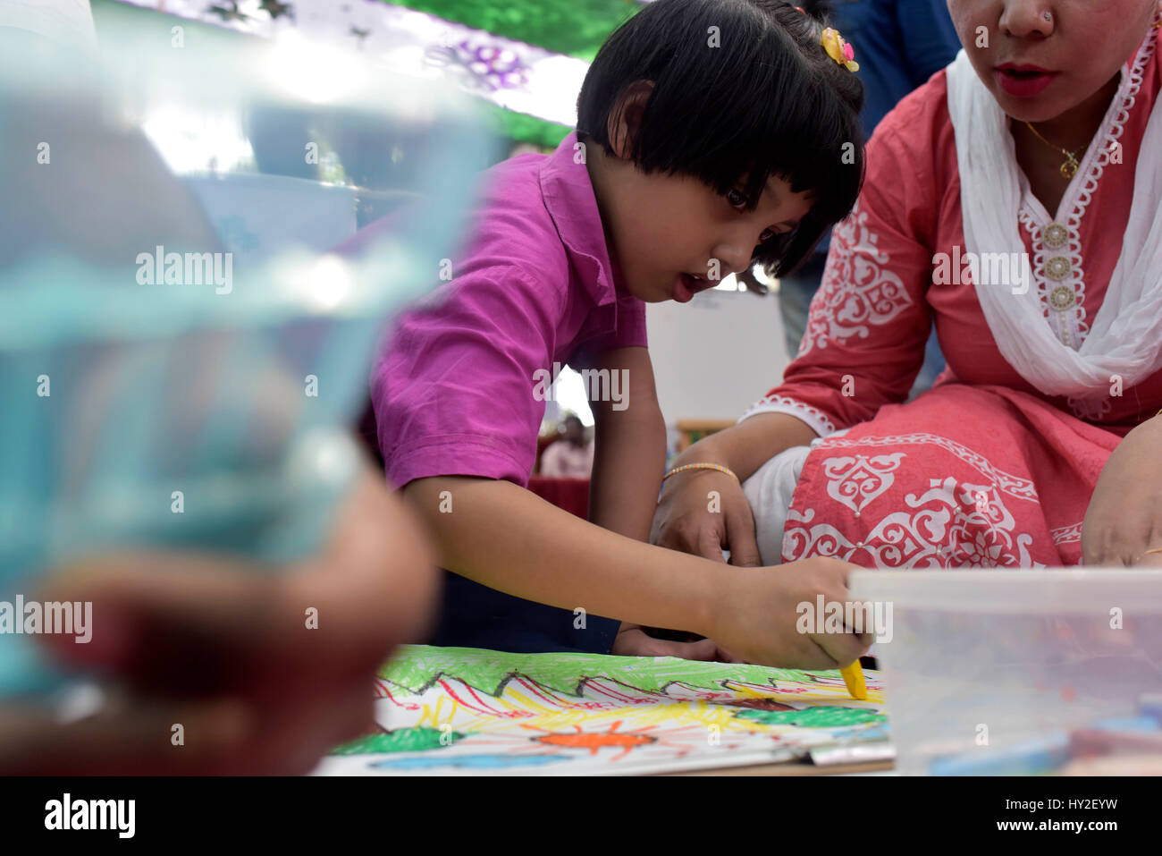 Dacca in Bangladesh - Aprile 01, 2017: bangladese bambino autistico vernici come frequenta un arte camp il giorno del mondo autismo Giornata di sensibilizzazione a Dhaka, nel Bangladesh. Foto Stock