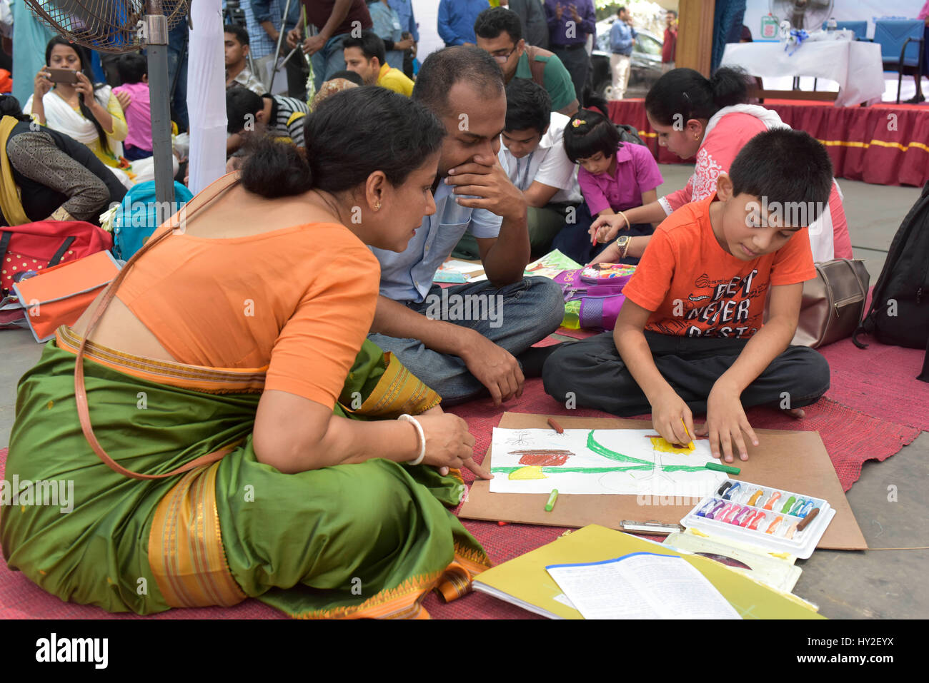 Dacca in Bangladesh - Aprile 01, 2017: bangladese bambino autistico vernici come frequenta un arte camp il giorno del mondo autismo Giornata di sensibilizzazione a Dhaka, nel Bangladesh. Foto Stock