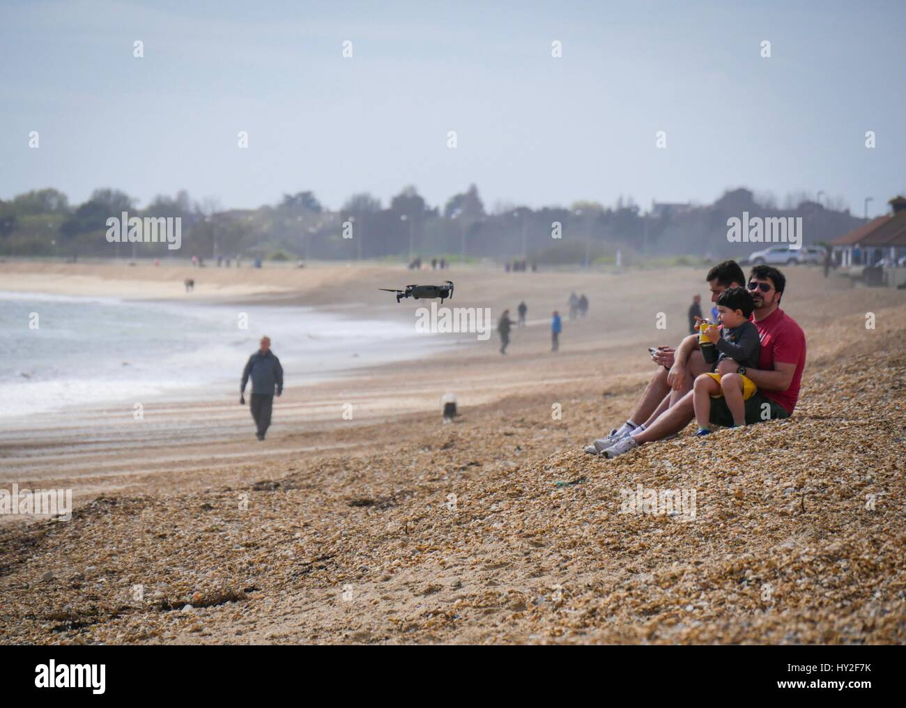 Bowleaze Weymouth Dorset, Regno Unito. Il 1 aprile 2017. Una bella e calda giornata porta le persone a godere della Jurassic coste cittadina balneare di Weymouth. Facendo una passeggiata lungo la sabbiosa spiaggia Bowleaze. © Photo credit DTNews/Alamy Live News Foto Stock