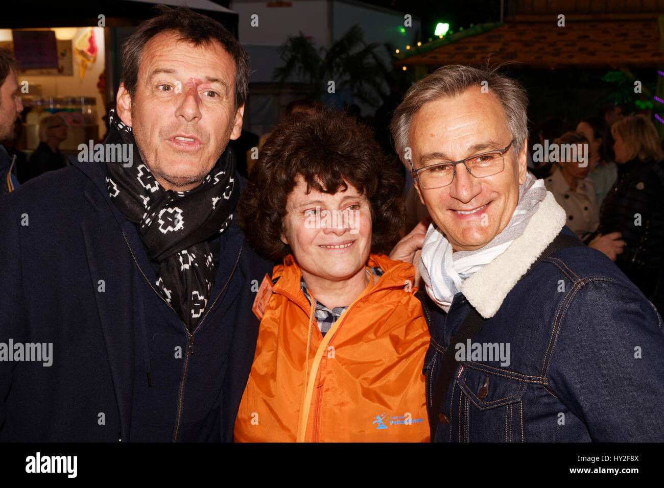 Parigi, Francia. Il 31 marzo, 2017. Jean-Luc Reichmann, Dominique Bayle, cofondatore - Direttore esecutivo dell'Associazione Petits Princes e Laurent Petitguillaume TV presentatore e attore frequentare la serata di apertura del trono equo per il beneficio dell'Associazione Petits Princes, che festeggia il suo trentesimo anniversario di quest'anno. Credito: Bernard Menigault/Alamy Live News Foto Stock