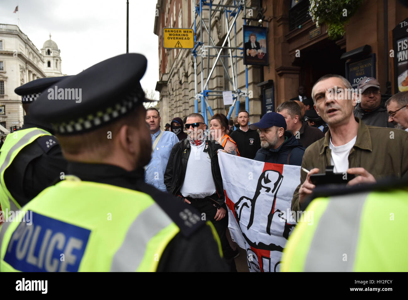 Londra, Regno Unito. 1 apr, 2017. Estrema destra gruppi l'EDL e Gran Bretagna prima dimostrare, anti fascisti stadio contatore una dimostrazione. Credito: Matteo Chattle/Alamy Live News Foto Stock
