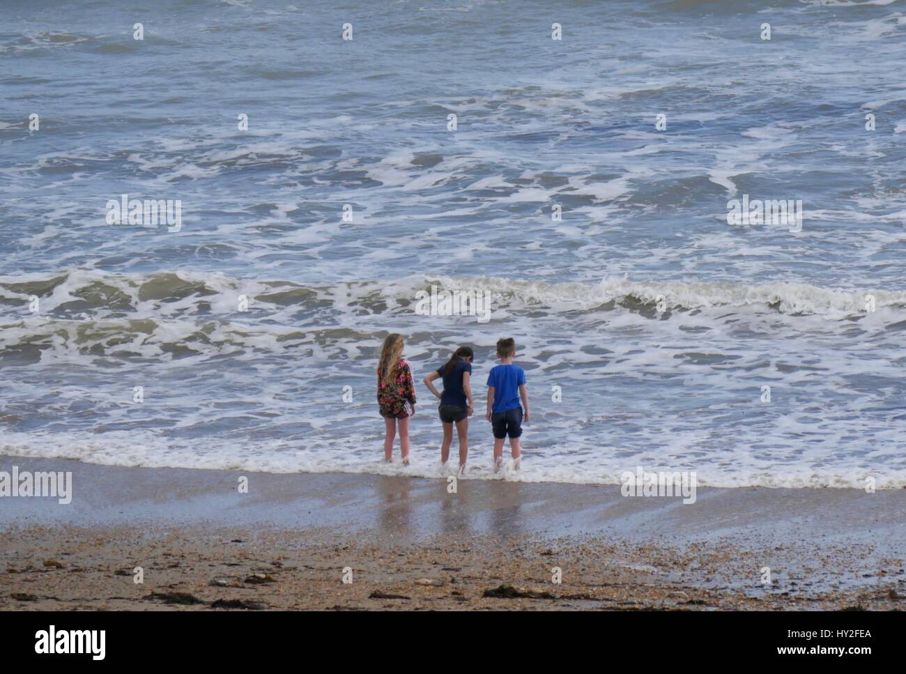Bowleaze Weymouth Dorset, Regno Unito. Il 1 aprile 2017. Una bella e calda giornata porta le persone a godere della Jurassic coste cittadina balneare di Weymouth. Facendo una passeggiata lungo la sabbiosa spiaggia Bowleaze. © Photo credit DTNews/Alamy Live News Foto Stock