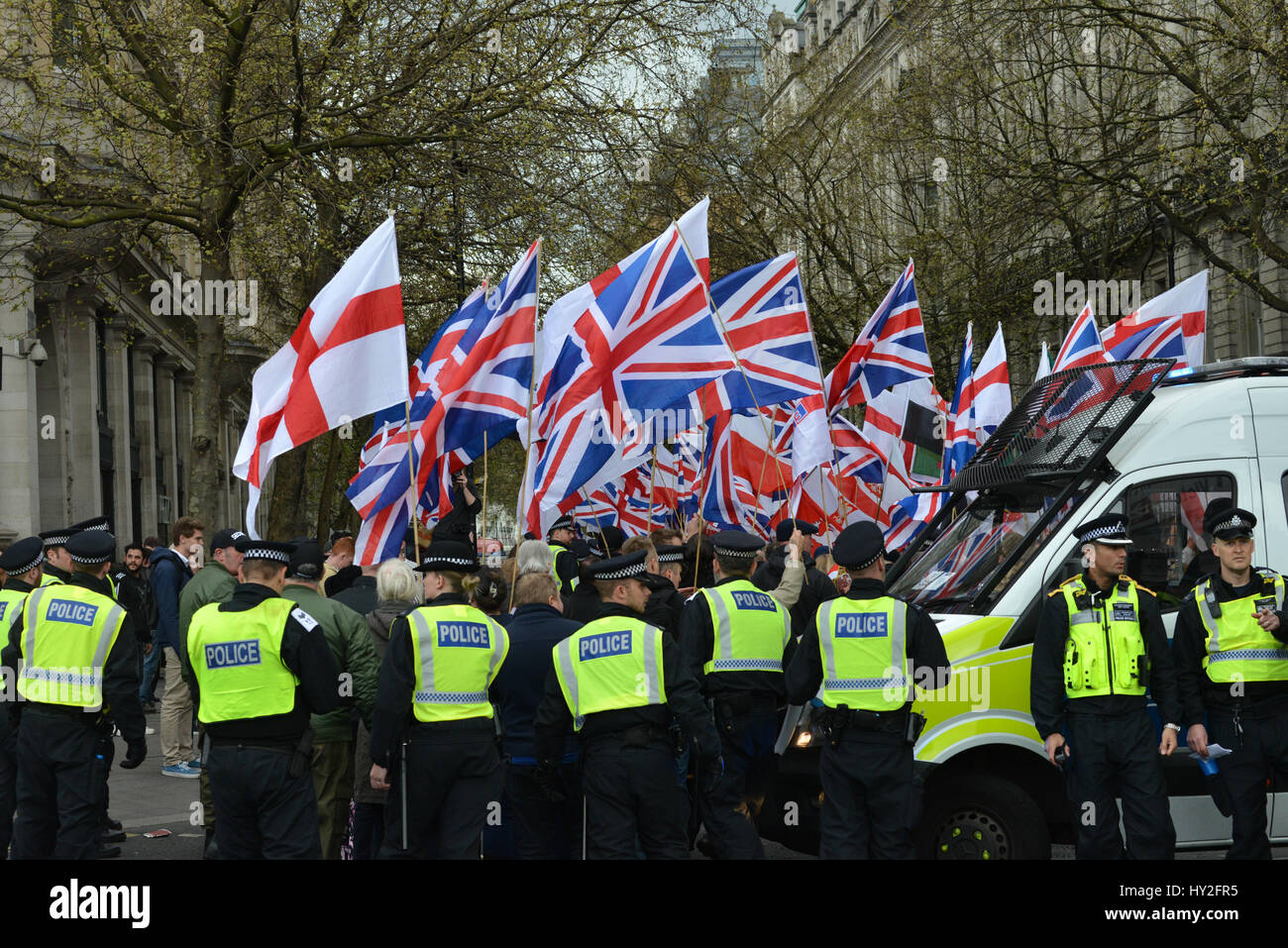 Londra, Regno Unito. 1 apr, 2017. Estrema destra gruppi l'EDL e Gran Bretagna prima dimostrare, anti fascisti stadio contatore una dimostrazione. Credito: Matteo Chattle/Alamy Live News Foto Stock