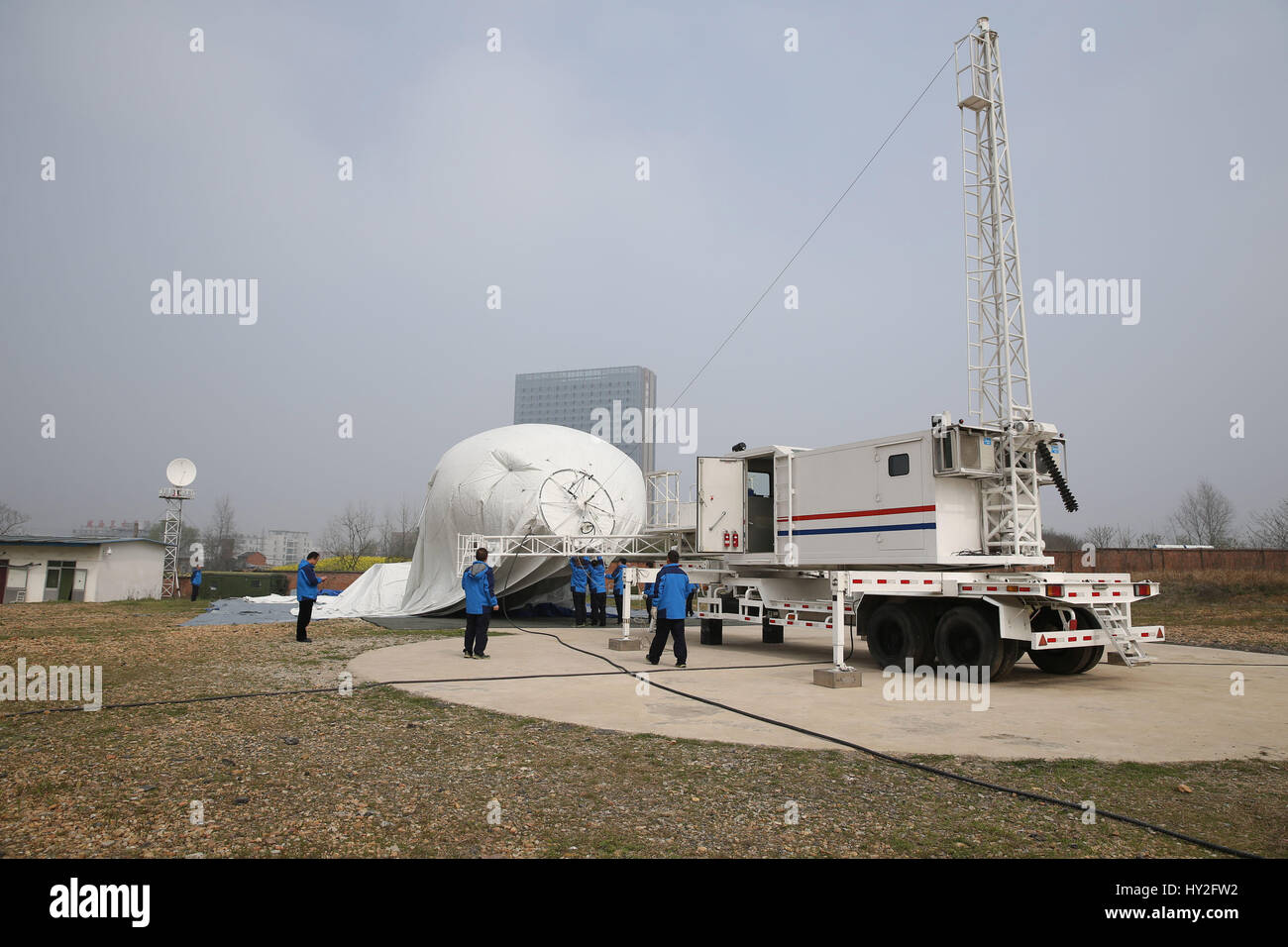 (170401) -- LIU AN, 1 aprile 2017 (Xinhua) -- i membri dello staff gonfiare un pallone frenato in un terreno di prova in Liu'an, Cina orientale della provincia di Anhui, Marzo 29, 2017. Il pallone frenato è una piattaforma aerea il trasporto di vari dispositivi, come avvertimento radar, apparecchiature di sorveglianza, nebbia dei dispositivi di rilevamento, relè di comunicazione i dispositivi e le apparecchiature di imaging. Il palloncino è destinato a svolgere un ruolo di precauzione e di rilevamento, la vigilanza ambientale, di sicurezza e di monitoraggio dei sistemi di protezione. (Xinhua/Cheng Tingting) (lfj) Foto Stock