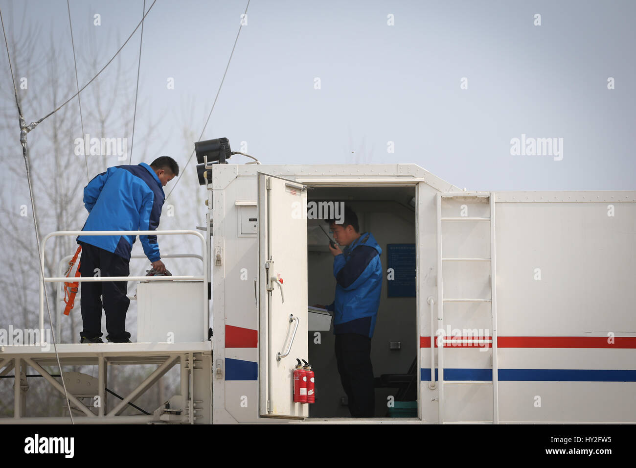 (170401) -- LIU AN, 1 aprile 2017 (Xinhua) -- i membri dello staff preparare per il rilascio di un pallone frenato in un terreno di prova in Liu'an, Cina orientale della provincia di Anhui, Marzo 29, 2017. Il pallone frenato è una piattaforma aerea il trasporto di vari dispositivi, come avvertimento radar, apparecchiature di sorveglianza, nebbia dei dispositivi di rilevamento, relè di comunicazione i dispositivi e le apparecchiature di imaging. Il palloncino è destinato a svolgere un ruolo di precauzione e di rilevamento, la vigilanza ambientale, di sicurezza e di monitoraggio dei sistemi di protezione. (Xinhua/Cheng Tingting) (lfj) Foto Stock