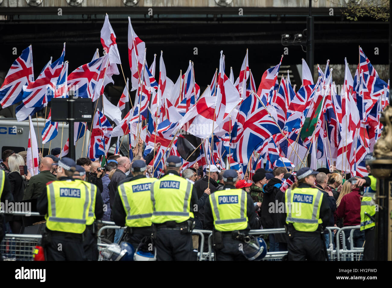 Londra, Regno Unito. Il 1 aprile, 2017. Far-Right British gruppi nazionalisti compresa la difesa inglese League (EDL) e Gran Bretagna primo marzo attraverso il centro di Londra da rally a Victoria Embankment come parte della loro "marzo contro il terrorismo" alla luce dei recenti attacchi terroristici a Westminster. © Guy Corbishley/Alamy Live News Foto Stock