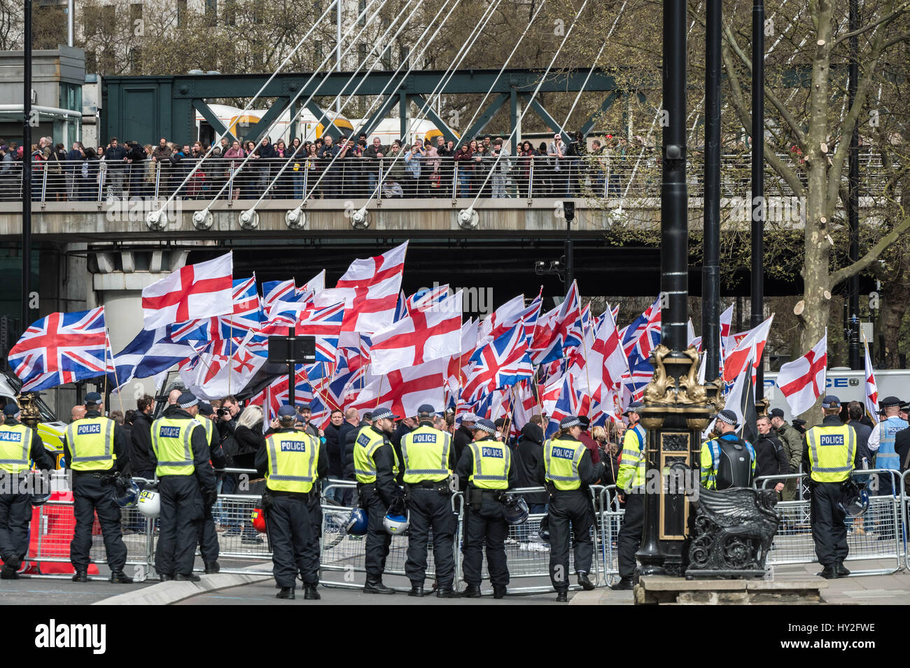 Londra, Regno Unito. Il 1 aprile, 2017. Far-Right British gruppi nazionalisti compresa la difesa inglese League (EDL) e Gran Bretagna primo marzo attraverso il centro di Londra da rally a Victoria Embankment come parte della loro "marzo contro il terrorismo" alla luce dei recenti attacchi terroristici a Westminster. © Guy Corbishley/Alamy Live News Foto Stock