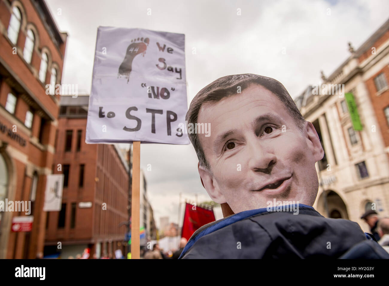 Leeds, Regno Unito. Il 1 aprile, 2017. A circa 1000 attivisti lotta per salvare il NHS ha partecipato a marzo & rally in Leeds City Centre, Yorkshire Credito: Mark Harvey/Alamy Live News Credito: Mark Harvey/Alamy Live News Foto Stock