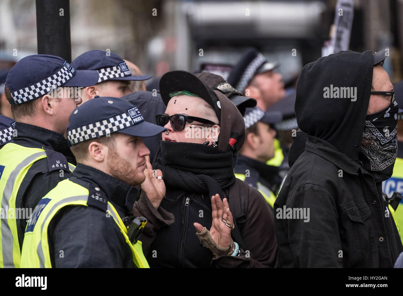 Londra, Regno Unito. Il 1 aprile, 2017. Gruppi Anti-Fascist compresi Unite contro il fascismo (UAF) si scontrano con la polizia con alcuni arresti essendo effettuate mentre il contro-protestando di estrema destra nazionalista britannico gruppi tra cui la Gran Bretagna prima e la difesa inglese League (EDL) durante il loro "marzo contro il terrorismo" attraverso il centro di Londra alla luce dei recenti attacchi terroristici a Westminster. La polizia ha arrestato 14 persone durante gli scontri. © Guy Corbishley/Alamy Live News Foto Stock