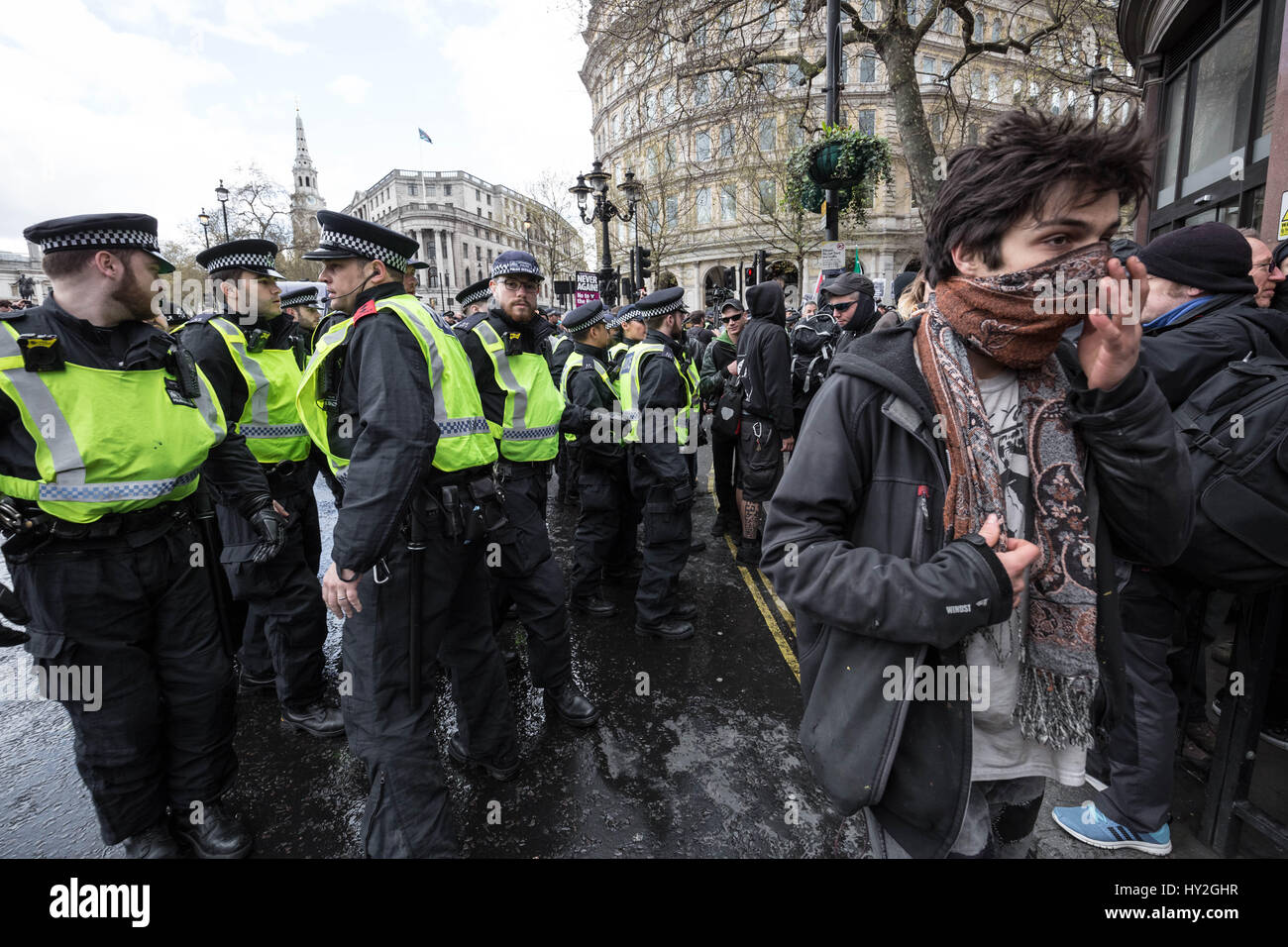 Londra, Regno Unito. Il 1 aprile, 2017. Gruppi Anti-Fascist compresi Unite contro il fascismo (UAF) si scontrano con la polizia con alcuni arresti essendo effettuate mentre il contro-protestando di estrema destra nazionalista britannico gruppi tra cui la Gran Bretagna prima e la difesa inglese League (EDL) durante il loro "marzo contro il terrorismo" attraverso il centro di Londra alla luce dei recenti attacchi terroristici a Westminster. La polizia ha arrestato 14 persone durante gli scontri. © Guy Corbishley/Alamy Live News Foto Stock