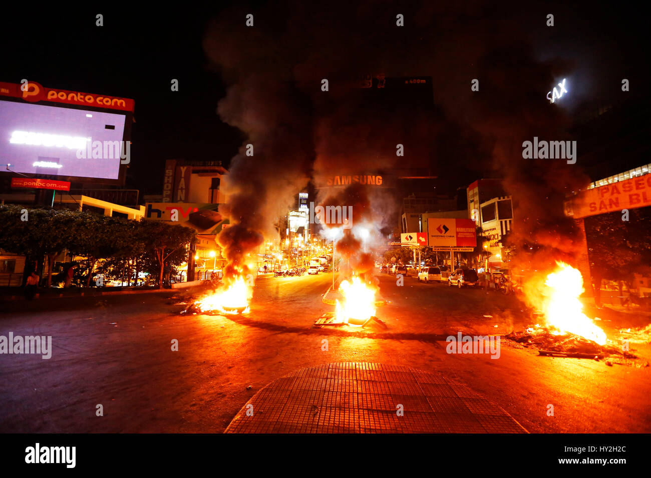 Ciudad del Este, Paraguay. 1 Aprile, 2017. Protesta contro il ponte di amicizia in Ciudad del Este, all'alba di questo sabato, contro la modifica della Costituzione rilasciando la rielezione presidenziale del Paraguay (foto: PAULO LISBOA/BRASILE PHOTO PRESS) Credito: Brasile Photo Press/Alamy Live News Foto Stock