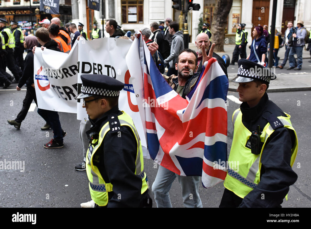 Londra, Regno Unito. 1 apr, 2017. Un manifestante dalla difesa inglese campionato marche giù Northumerbland Avenue, verso Trafalgar Square. Fino a gruppi di destra la Gran Bretagna prima e l'EDL sono scesi in piazza nel centro di Londra per protestare in risposta al recente Westminster attacco terroristico, e sono stati raggiunti da anti-fascista contro manifestanti che si sono scontrati con la polizia. La polizia ha effettuato una serie di arresti. Credito: Giacobbe Sacks-Jones/Alamy Live News. Foto Stock