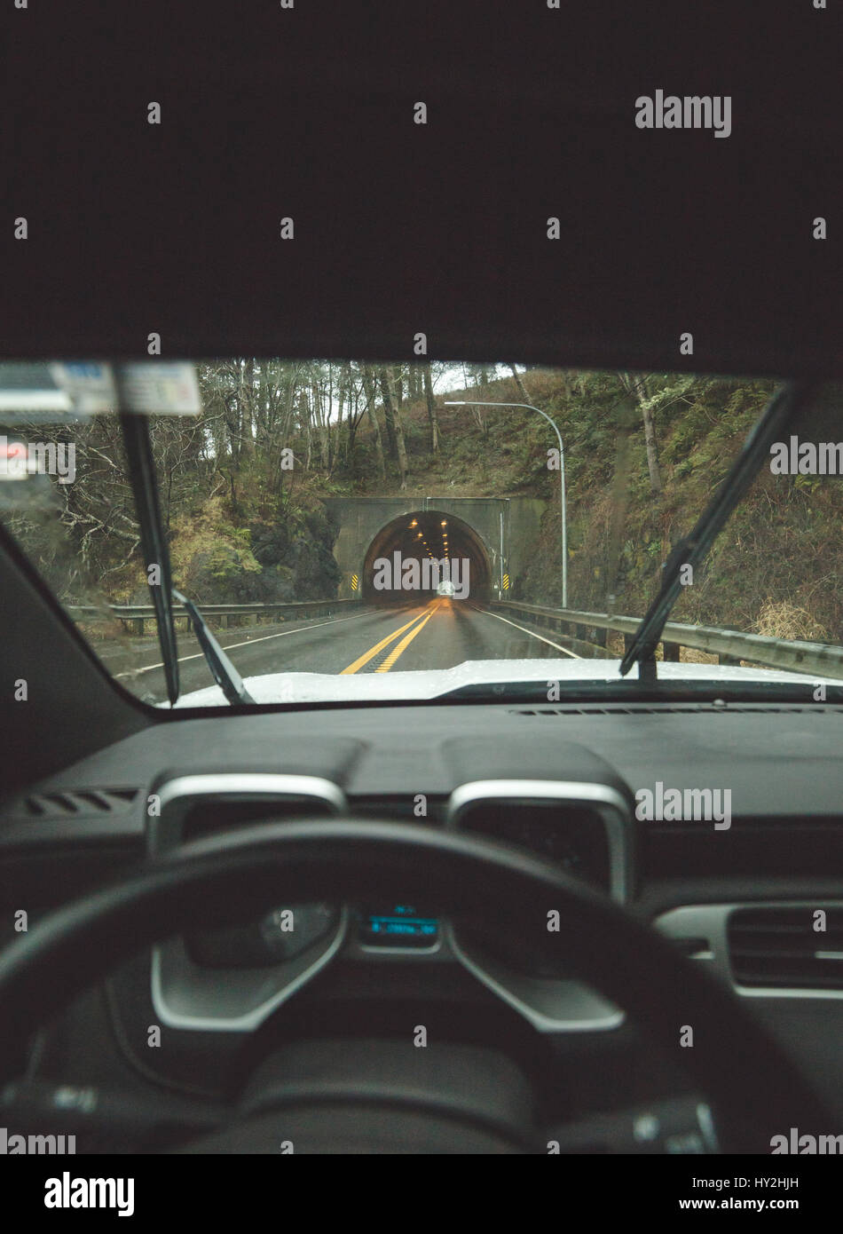 Conducente del punto di vista dall'interno auto, avvicinando un tunnel autostradale in western Oregon, Stati Uniti d'America. Foto Stock
