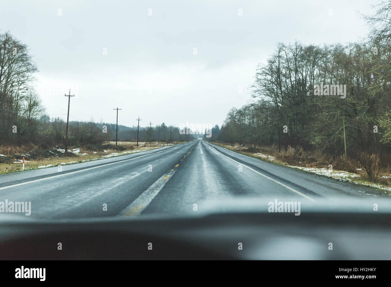 Conducente del punto di vista su un umido e lucente strada vicino alla costa occidentale in Oregon, USA. Foto Stock