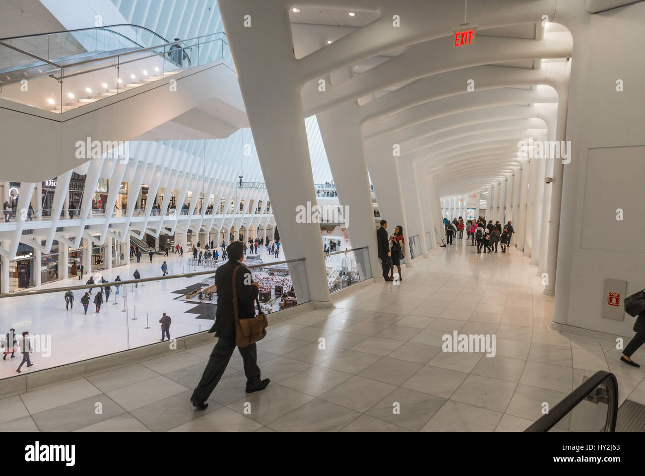 New York, NY - Occhio Hub di trasporto presso il World Trade Centre, completata nel 2016, serve 250.000 Autorità Portuale Trans-Hudson (percorso) pendolari giornalieri e milioni di visitatori annui provenienti da tutto il mondo. ©Stacy Rosenstock Walsh Foto Stock