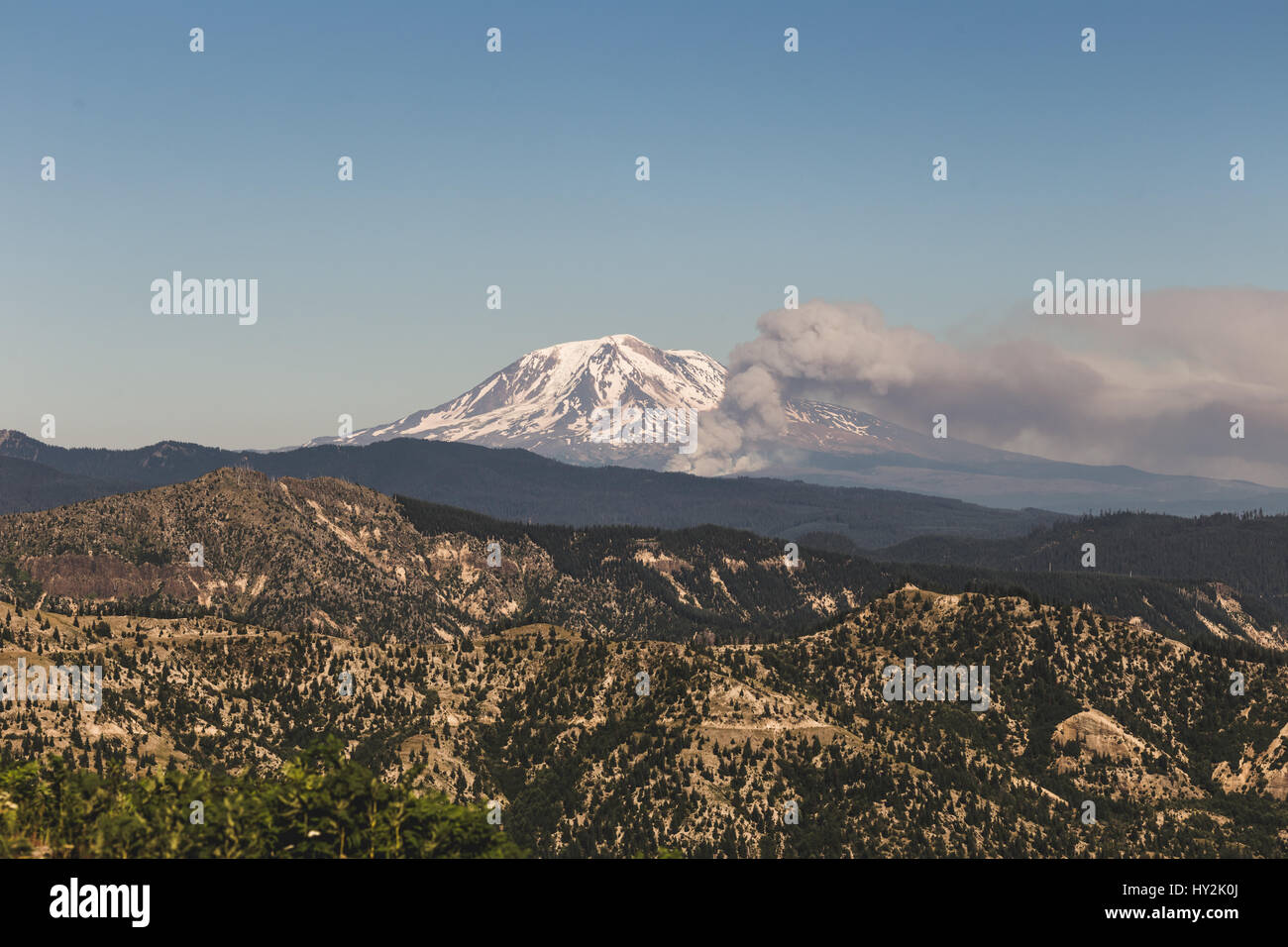 Fumo di un fuoco di foresta nella parte anteriore del Monte Adams in Washington, Stati Uniti d'America. Soleggiata giornata estiva sotto il cielo blu. Foto Stock
